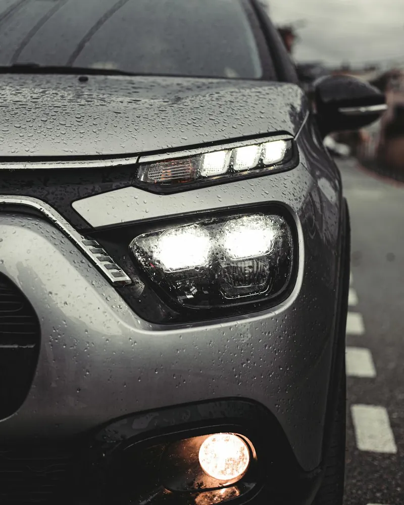 tips for optimizing headlight use during heavy rain and poor visibility